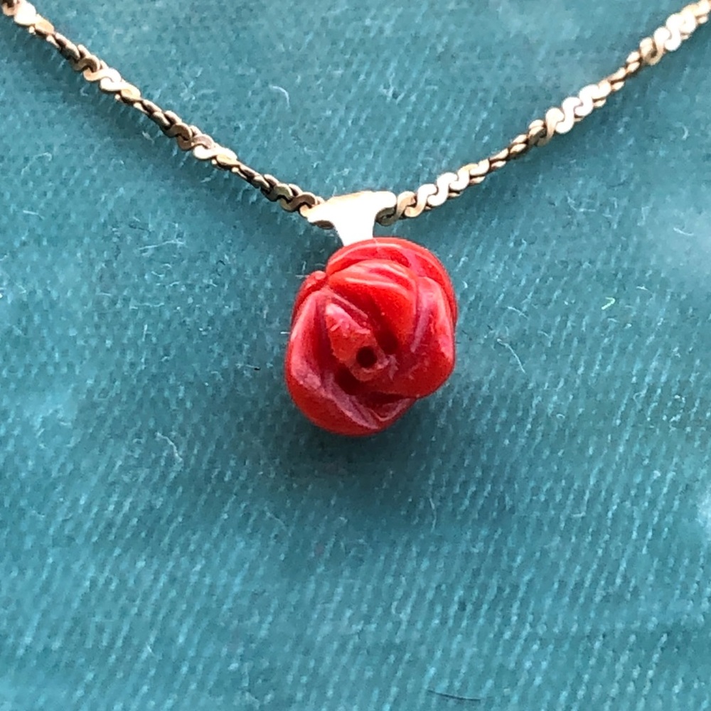 Victorian coral rose charm - Picture 3 of 10